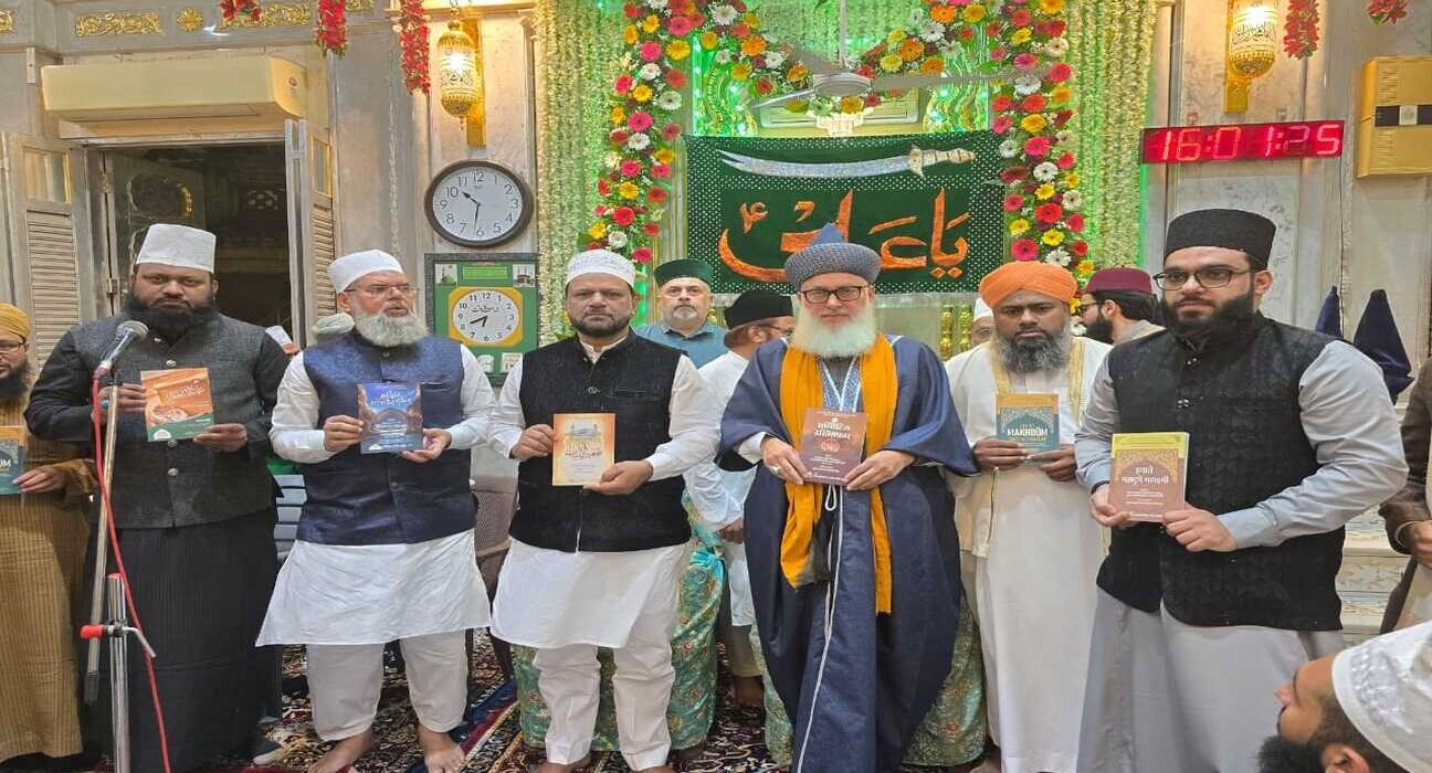 مولا علی ریسرچ سینٹر کی چھ کتابوں کا اجرا کرتے ہوئے علما ومشائخ 5