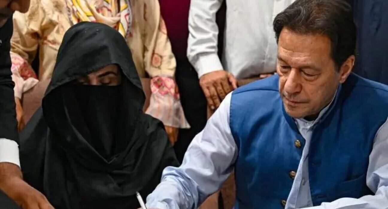 سابق پاکستانی وزیر اعظم عمران خان کو 14 سال اور ان کی اہلیہ بشریٰ بی بی کو سات سال قید کی سزا 5