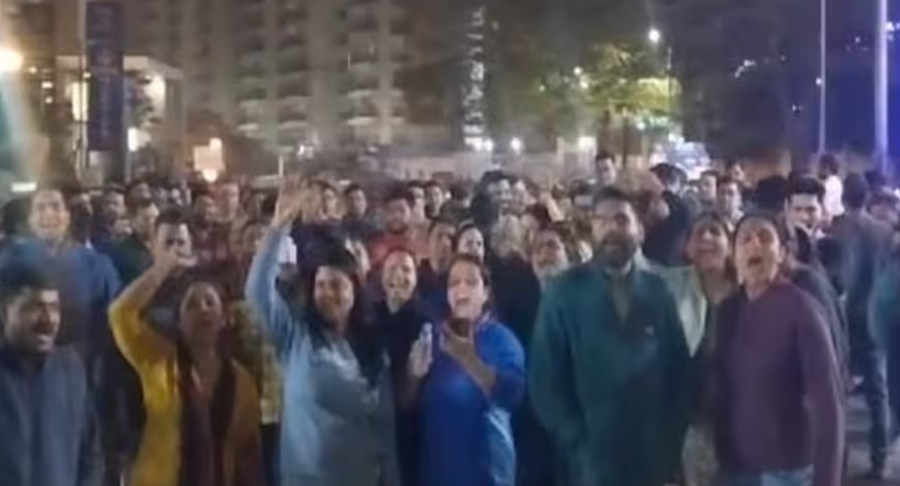 لفٹ میں کتے کو دیکھ کر گھبرائے بچے پر خاتون کا حملہ 5