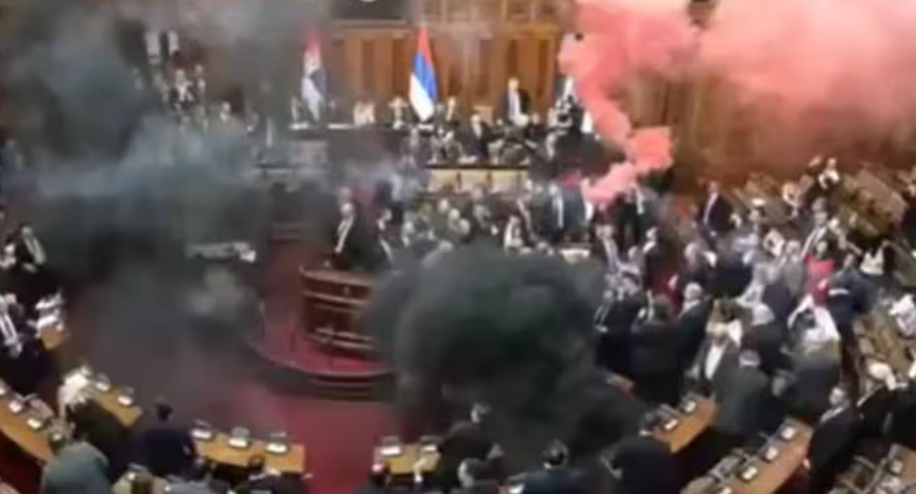 سربیا کی پارلیمنٹ میں بغاوت کا منظر، اپوزیشن کا دھواں دھار حملہ 5