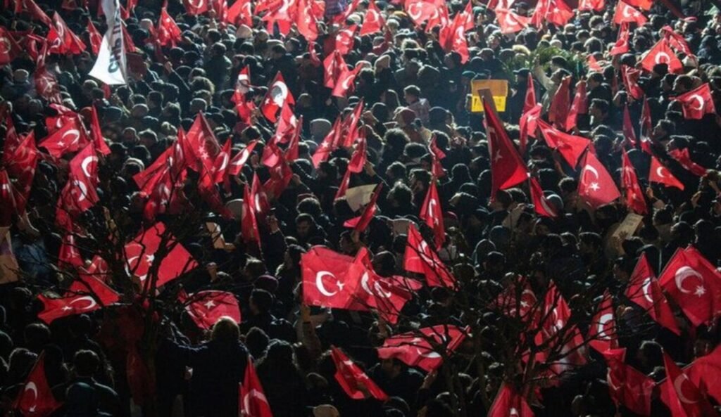 ترکی میں بغاوت کے آثار، سڑکوں پر عوام بمقابلہ اردوغان 6