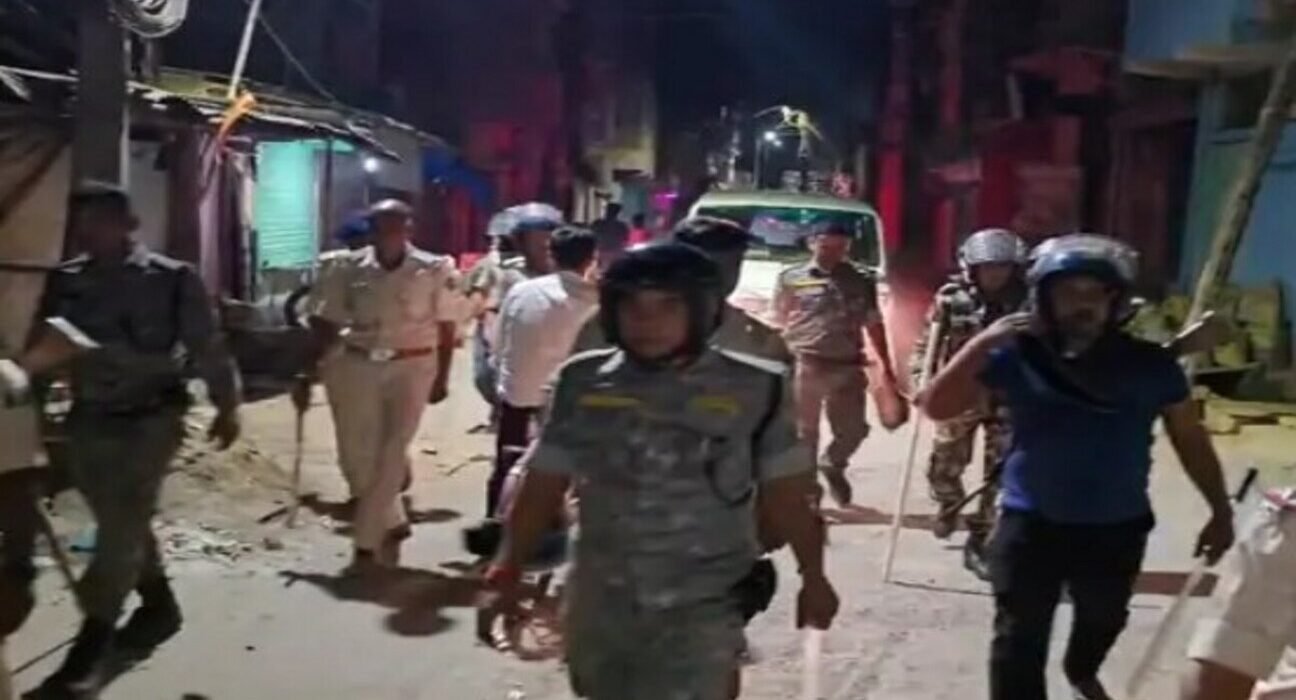 غیر قانونی شراب کے خلاف چھاپہ، پولیس پر خواتین کی پتھراؤ، کئی اہلکار زخمی 5
