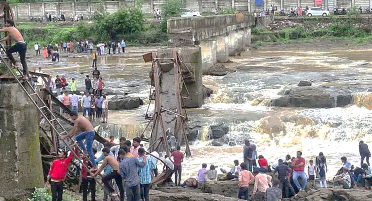 پونے کے مَوال میں پل گرنے سے افسوسناک حادثہ 5
