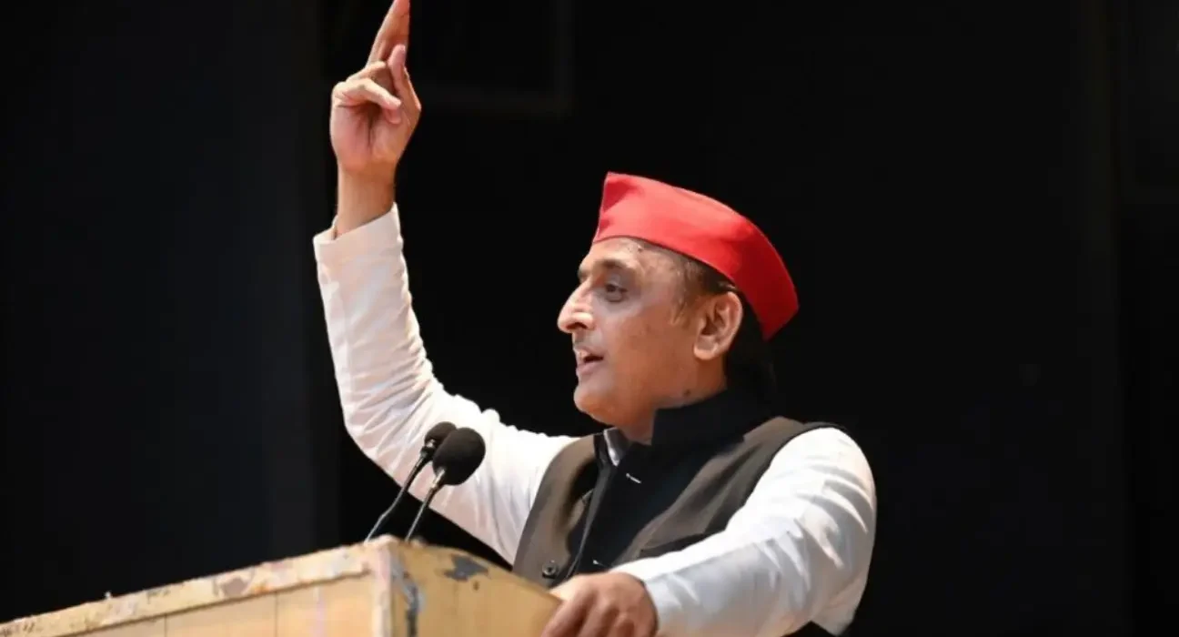 اکھلیش یادو کا طنز: یوگی آدتیہ ناتھ ’گھس پیٹھیا‘ قرار 5
